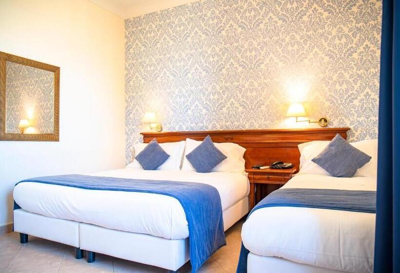 Трехместный Номер Классика, Relais Villa Giuliana