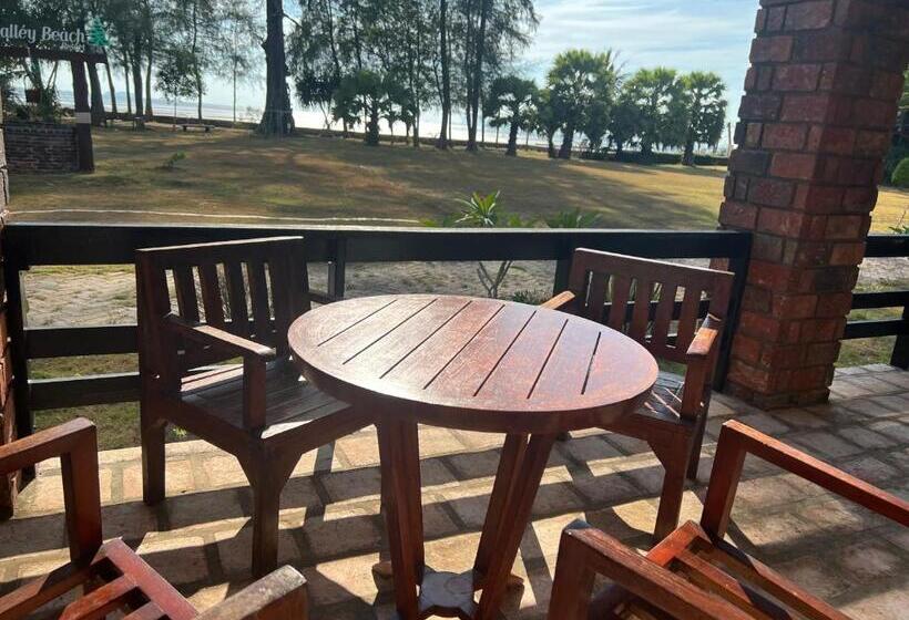 Семейный Номер, The Chevalley Beach Resort