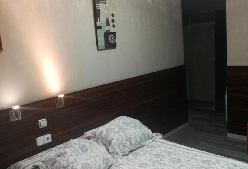 经济房, Hostal Escarla