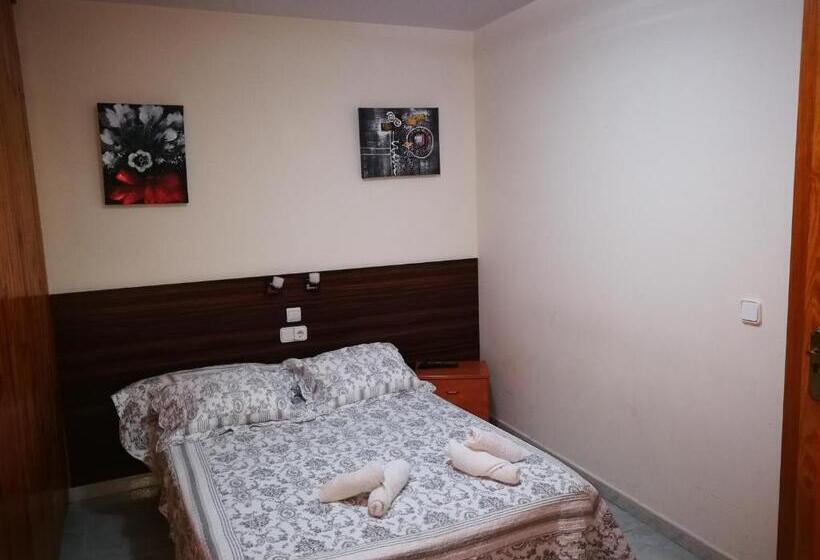 标准三人间, Hostal Escarla