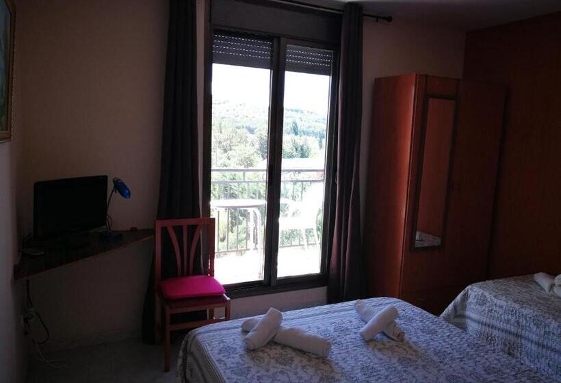 标准三人间, Hostal Escarla