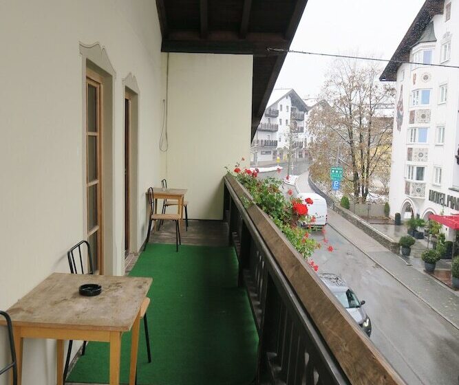 تختخواب در اتاق مشترک, Snowbunnys Backpackers Hostel