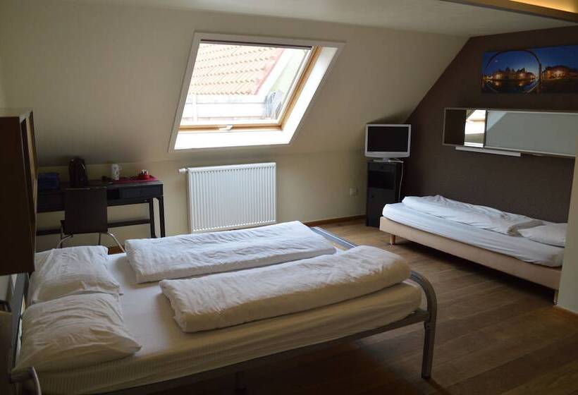 Номер Стандарт Трехместный, St Christopher S Inn Hostel At The Bauhaus