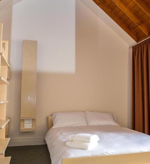 חדר דלוקס לשלושה, Neptune's Hostel