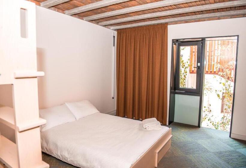 חדר דלוקס, Neptune's Hostel