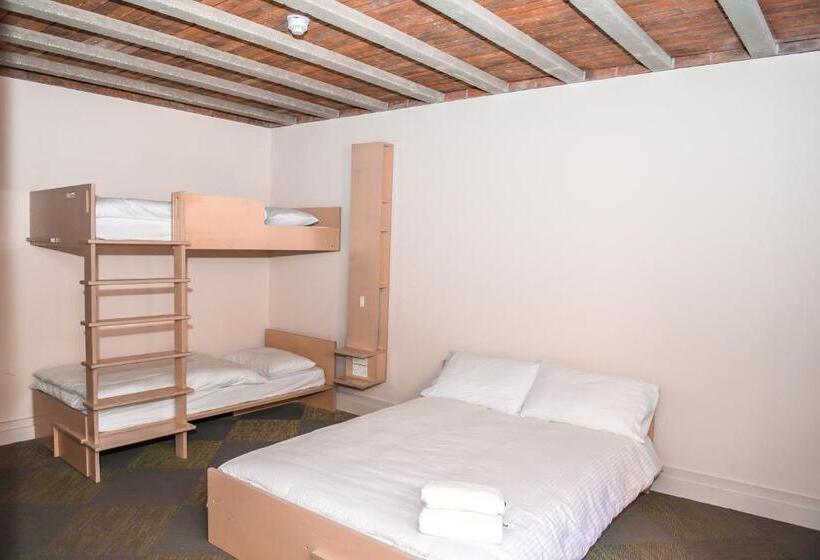 חדר דלוקס לשלושה, Neptune's Hostel