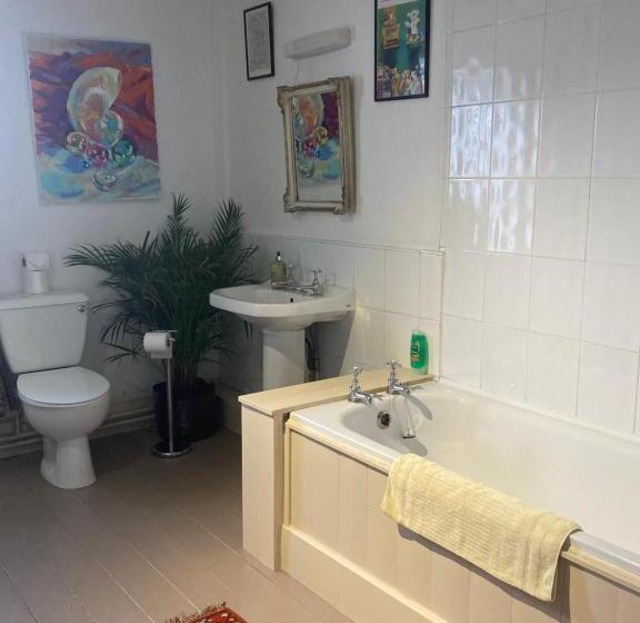 اتاق استاندارد, Art House B & B