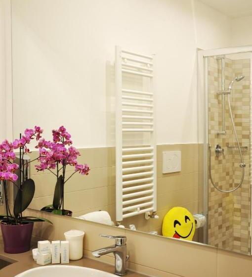 Standard Room, Adelphi
