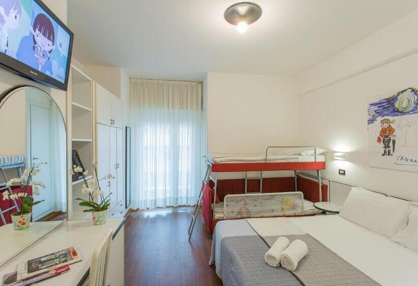 Standard Quadruple Room, Adelphi