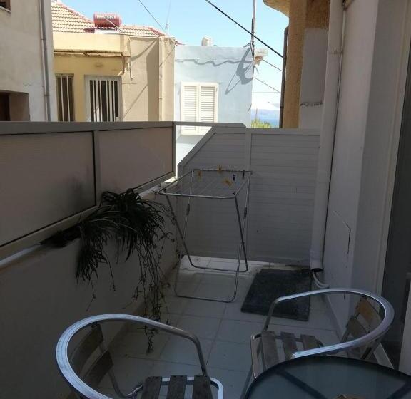 استودیوی استاندارد, Bikakis Family Apartments