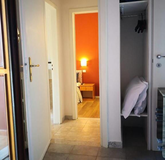 اتاق خانوادگی, Sant Oronzo B&b