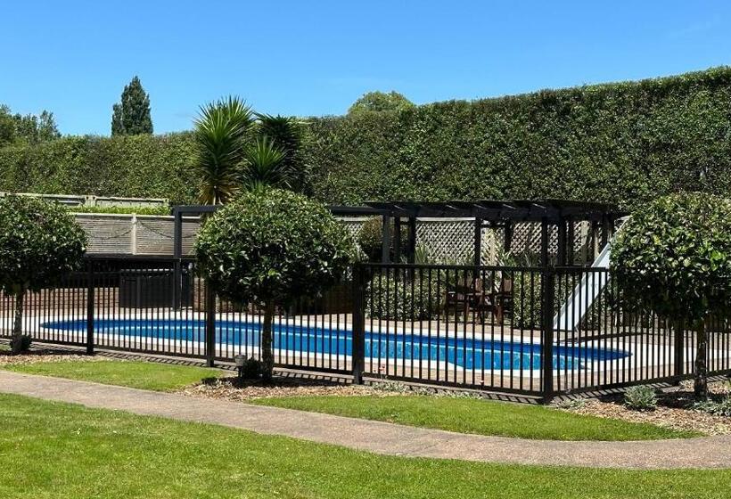 샬레, Rustling Oaks Nz Boho Pool House