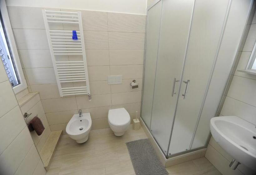 اتاق استاندارد سه نفره, La Marina