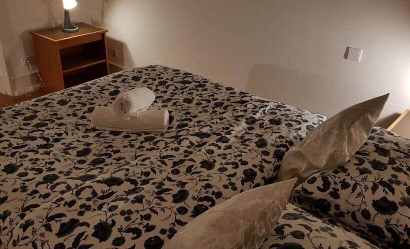 اتاق استاندارد با چشم‌انداز باغ, Rose View Guest House