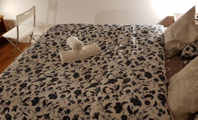 اتاق استاندارد با چشم‌انداز باغ, Rose View Guest House