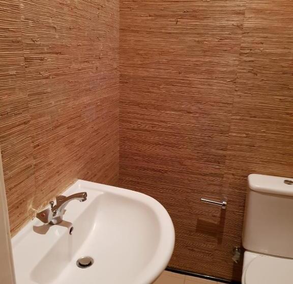 اتاق استاندارد چهارنفره با چشم‌انداز باغ, Rose View Guest House