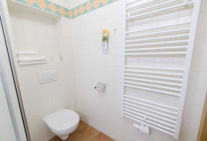 Номер Стандарт Трехместный, Jufa Hotel Tieschen
