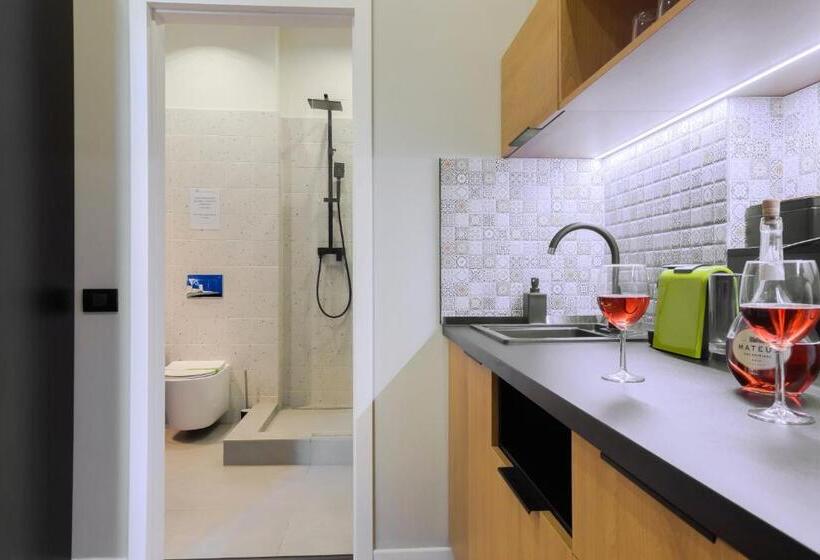 استودیوی لوکس, Emil Balaban Luxury Apart