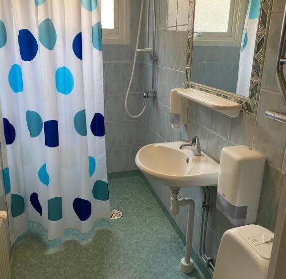 חדר משפחתי, På Hörnet Hotell
