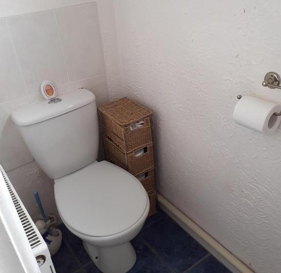 חדר יחיד נוף לגינה, 2 Single Beds For 2 Guest, Large Room, Sofa, Netflix, Garden View, Patio & Seating