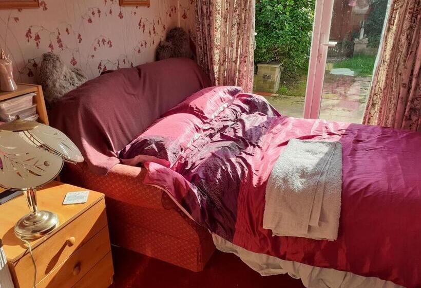 חדר יחיד נוף לגינה, 2 Single Beds For 2 Guest, Large Room, Sofa, Netflix, Garden View, Patio & Seating