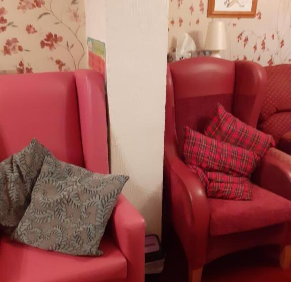 חדר יחיד נוף לגינה, 2 Single Beds For 2 Guest, Large Room, Sofa, Netflix, Garden View, Patio & Seating
