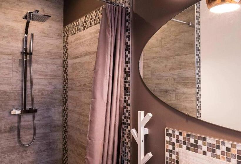 Номер Стандарт Трехместный, A La Villa Perroy Les Chambres Sont Spacieuses Et Les Petit Déjeuners Offerts