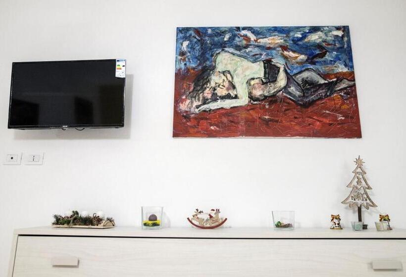 اتاق لوکس, A Room De  Scugnizzi