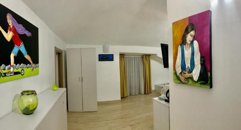 اتاق اجرایی سه نفره, A Room De  Scugnizzi