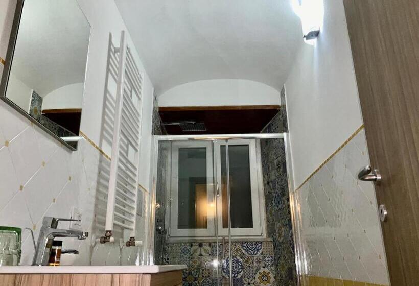 اتاق سوپریور خانوادگی, A Room De  Scugnizzi