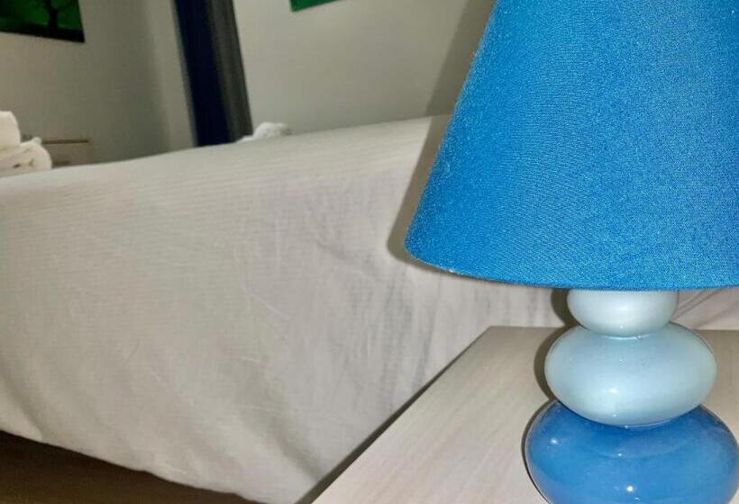 اتاق لوکس, A Room De  Scugnizzi