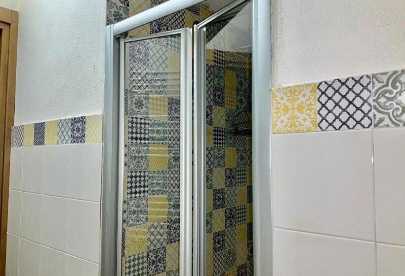 اتاق لوکس, A Room De  Scugnizzi