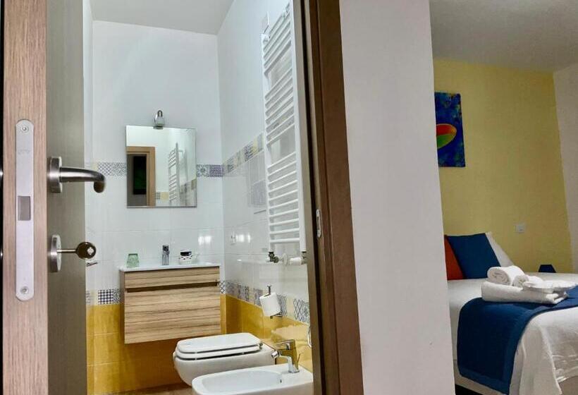 اتاق لوکس, A Room De  Scugnizzi
