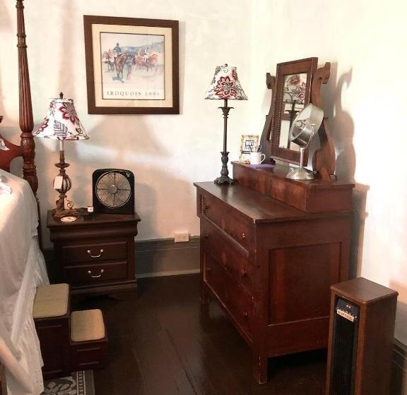 家庭工作室, Belmont Inn