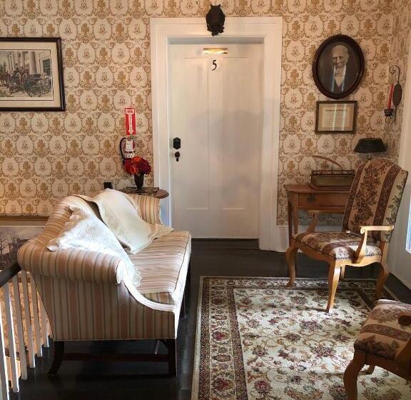 Семейный Номер Вид на Сад, Belmont Inn