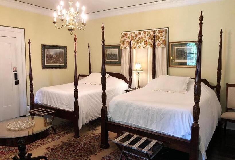 Семейный Номер Вид на Сад, Belmont Inn