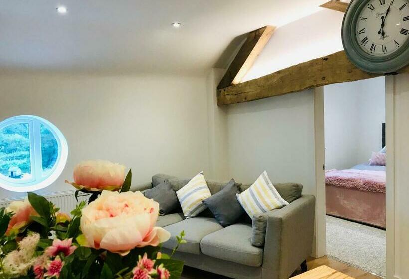Дом 2 Спальни, The Hayloft Cheshire