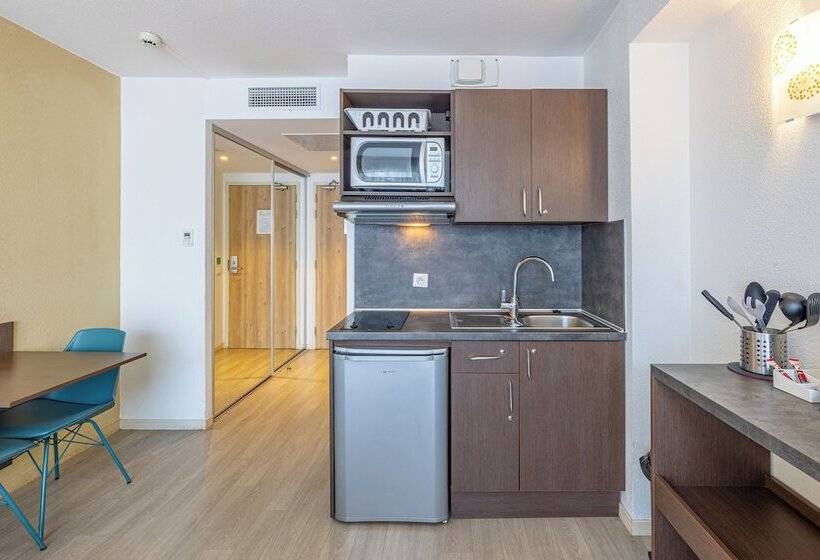 استودیوی استاندارد, Les Loges Du Park
