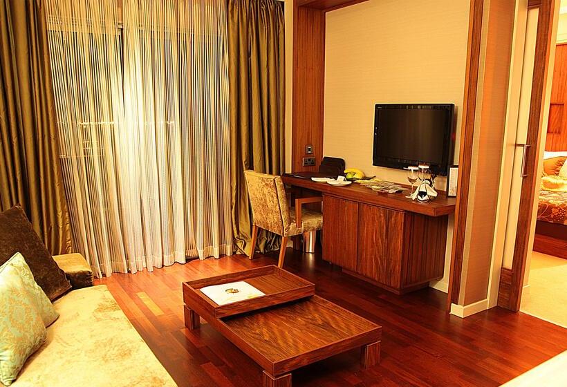 سوییت, Cratos Premium Hotel Casino & Spa