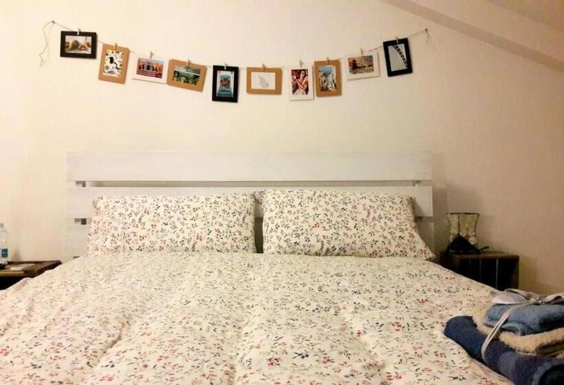 اتاق سه‌نفرۀ استاندارد با سرویس بهداشتی بیرون از اتاق, La Casetta Ferrara B&b