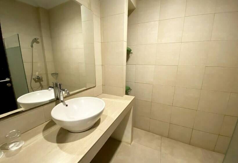 디럭스 룸 킹사이즈 침대, Green Forest Resort & Wedding Bandung