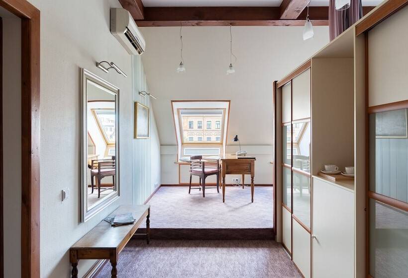 デラックスルーム, Alexander House