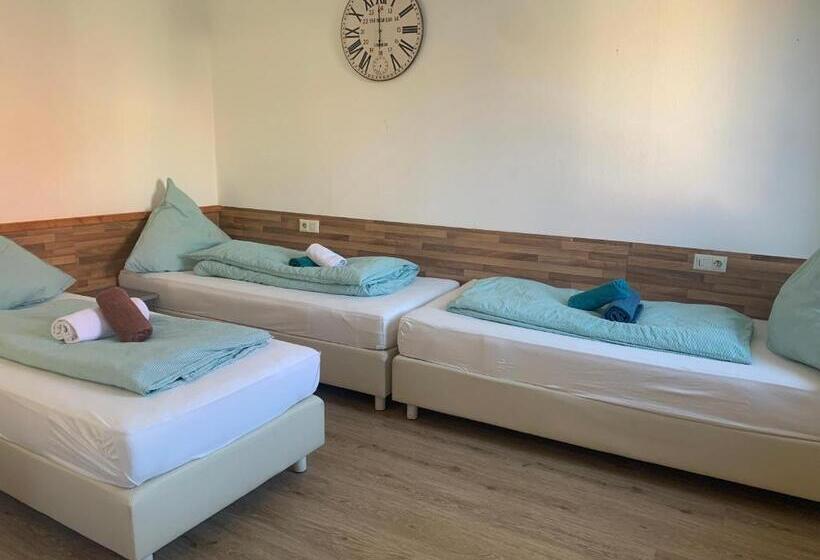 패밀리 룸 공용 욕실, & Hostel Albstadt