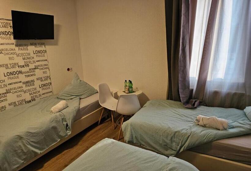 스탠다드 4인용 룸 공용 욕실, & Hostel Albstadt