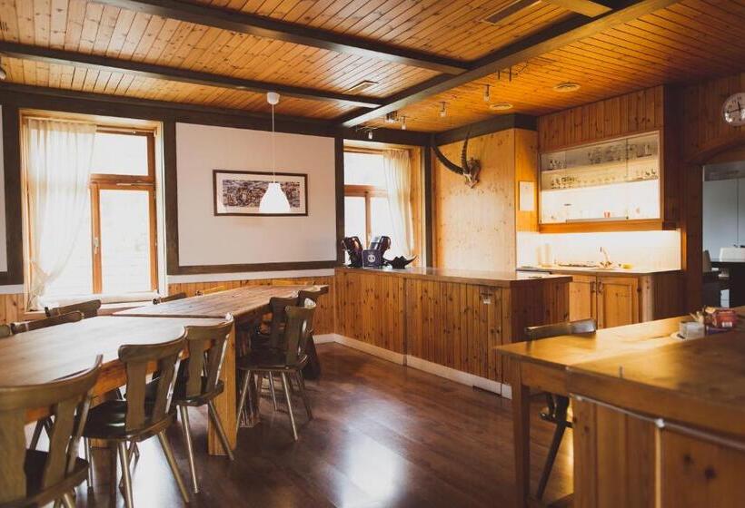 标准三人间共用浴室, The Lodge