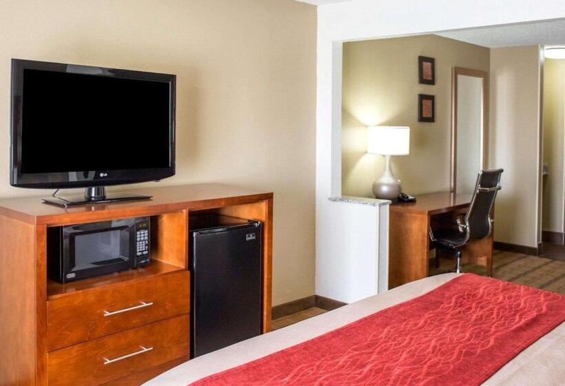 Люкс Кровать Кинг, Comfort Inn & Suites Coralville  Iowa City Near Iowa River Landing