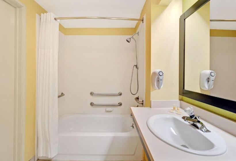 Номер Стандарт Кровать Кинг Адаптированный для Инвалидов, Days Inn & Suites By Wyndham Desoto