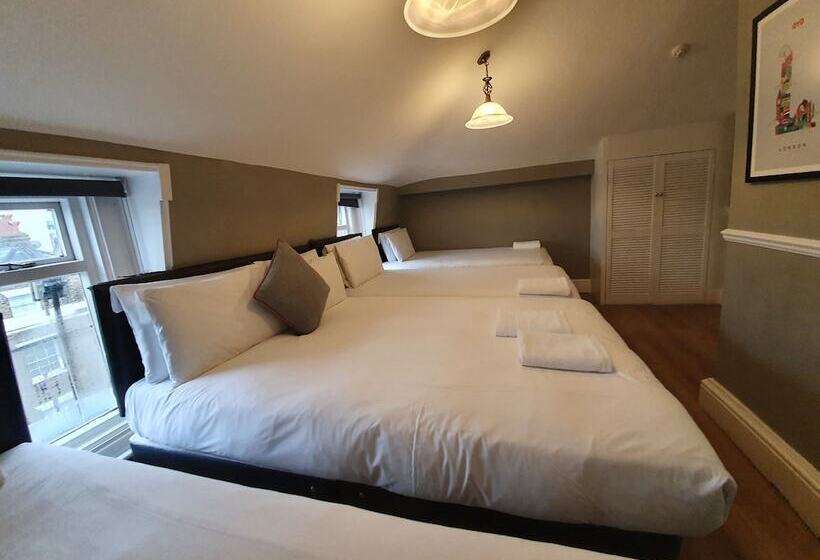 Семейный Номер, Ebury House