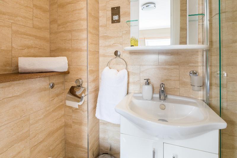 Семейный Номер, Ebury House