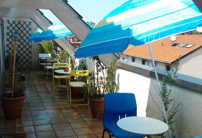 اتاق استاندارد سه تخته با سرویس بهداشتی مشترک, Star Hostel